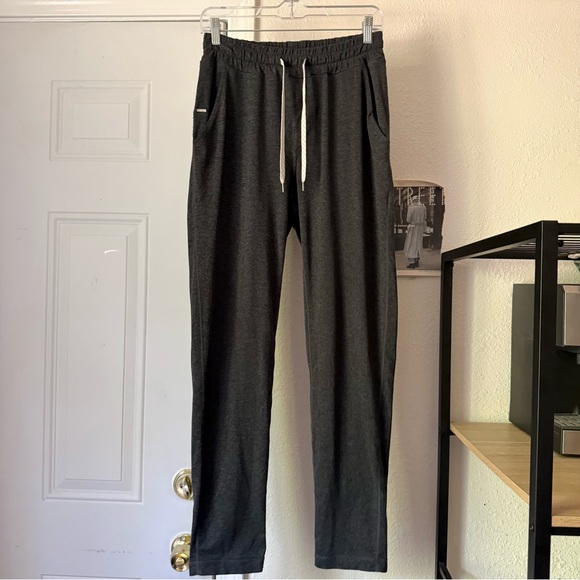 VUORI grey charcoal marled athletic cropped slim leg sweat pants